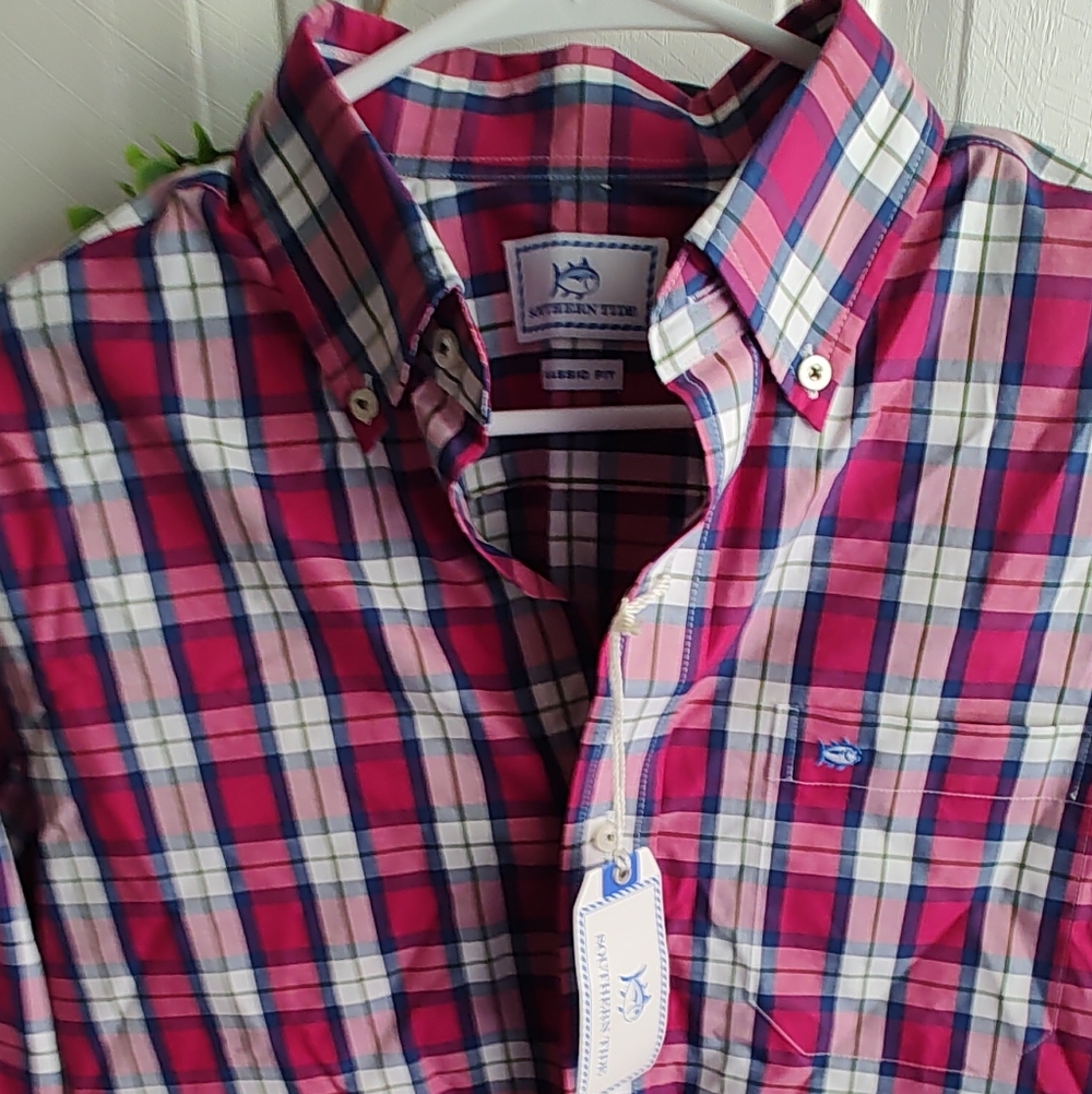 Southern Tide Men’s Light Red and Blue Button-Down Shirt. Size Small